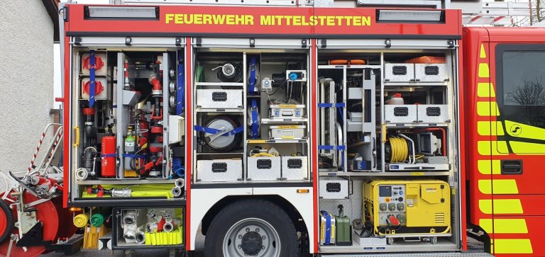 Grossansicht in neuem Fenster: Feuerwehrauto von der Seite mit geöffneten Technikfächern Grossansicht in neuem Fenster: Feuerwehrauto von der Seite mit geöffneten Technikfächern